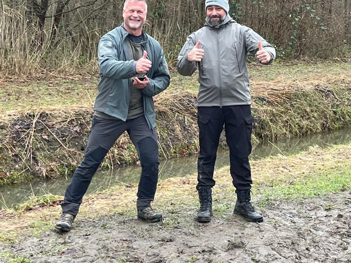 Joaquin Urbina met een specialist uit het SRF-netwerk, een defensieveteraan, tijdens een buitentraining