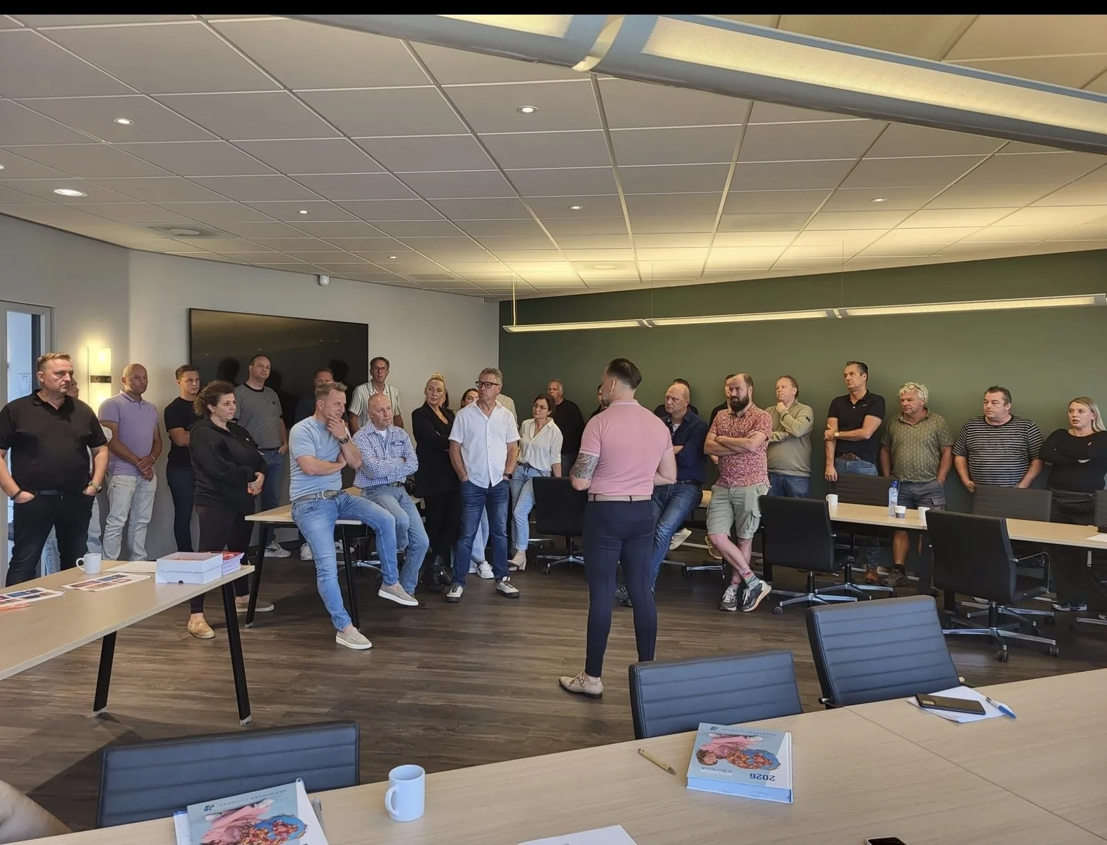 Salesteam tijdens een gezamenlijke training in een vergaderruimte
